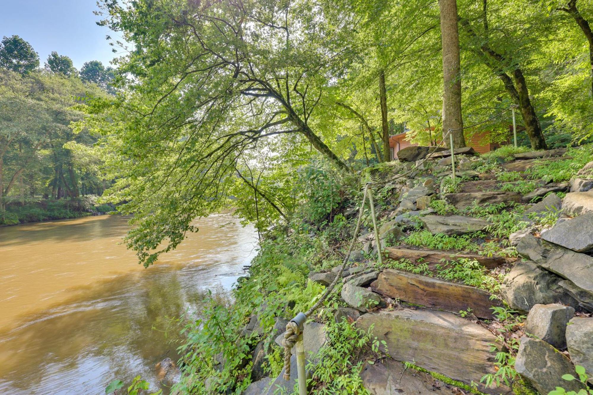 Riverfront Ellijay Cabin With Deck And Pool Access! Exterior photo