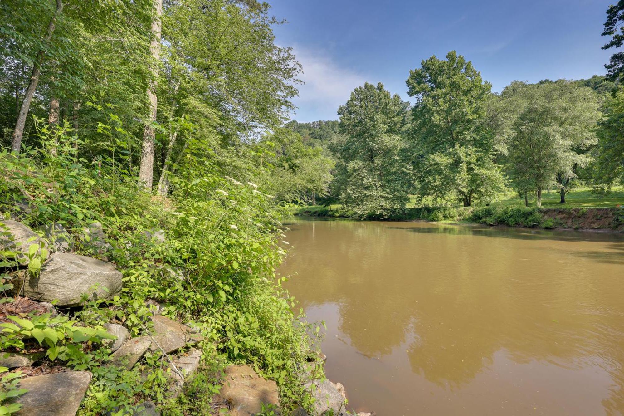 Riverfront Ellijay Cabin With Deck And Pool Access! Exterior photo
